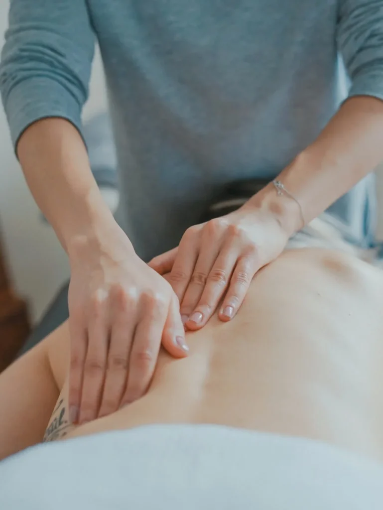 Persona recibiendo un masaje relajante para aliviar el estrés y la tensión muscular