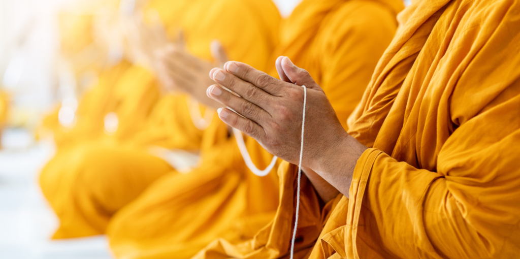 Monjes budistas tibetanos en meditación, representando la paz y espiritualidad del budismo tibetano