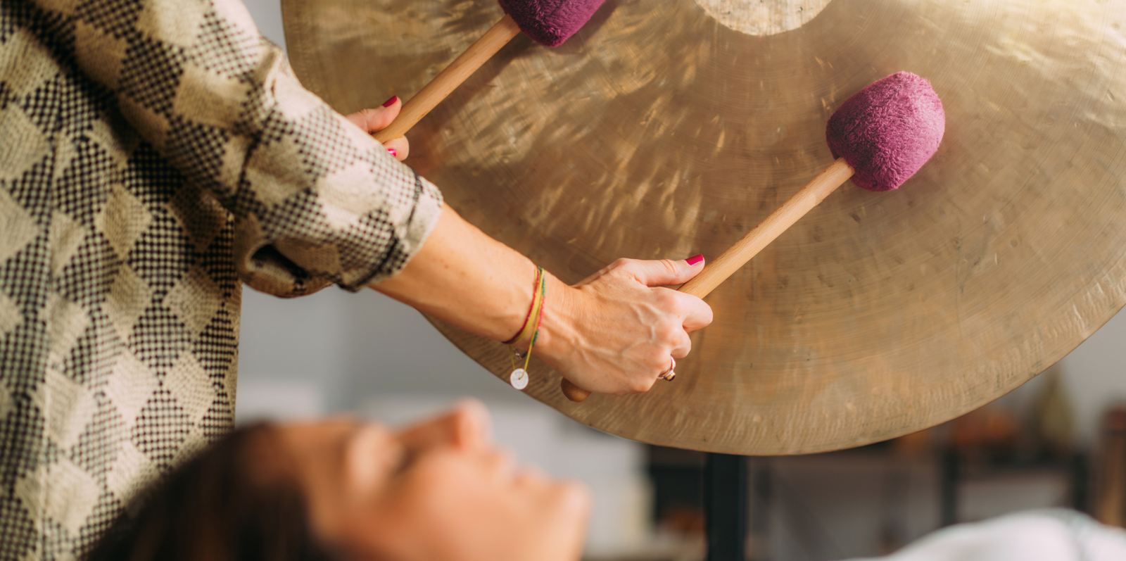 Gong utilizado en terapia de Sound Healing para promover el bienestar y la relajación