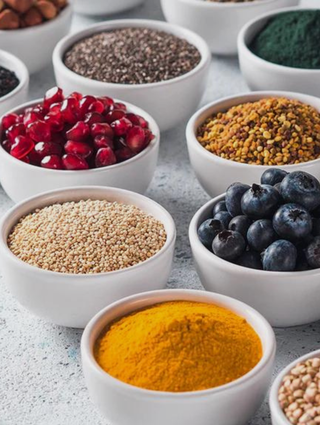 Ingredientes variados en bowls para smoothies con superalimentos.