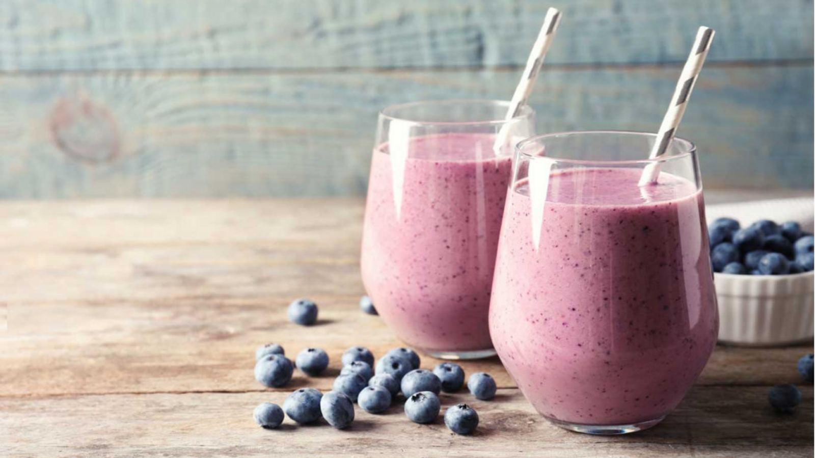 Smoothie antioxidante de bayas con superalimentos saludables como arándanos y cacao.