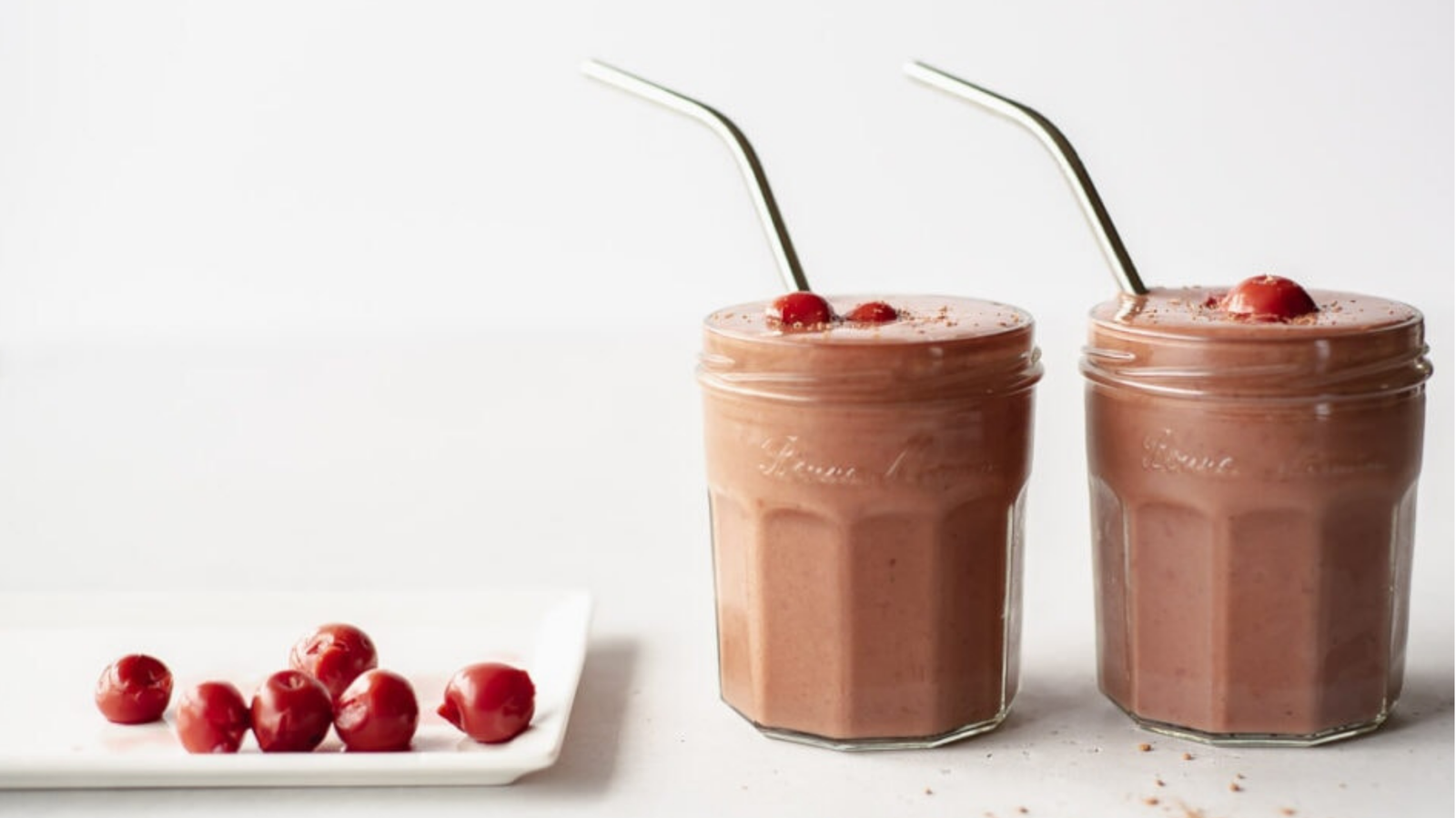 Smoothie de cereza y cacao para la recuperación en un vaso.