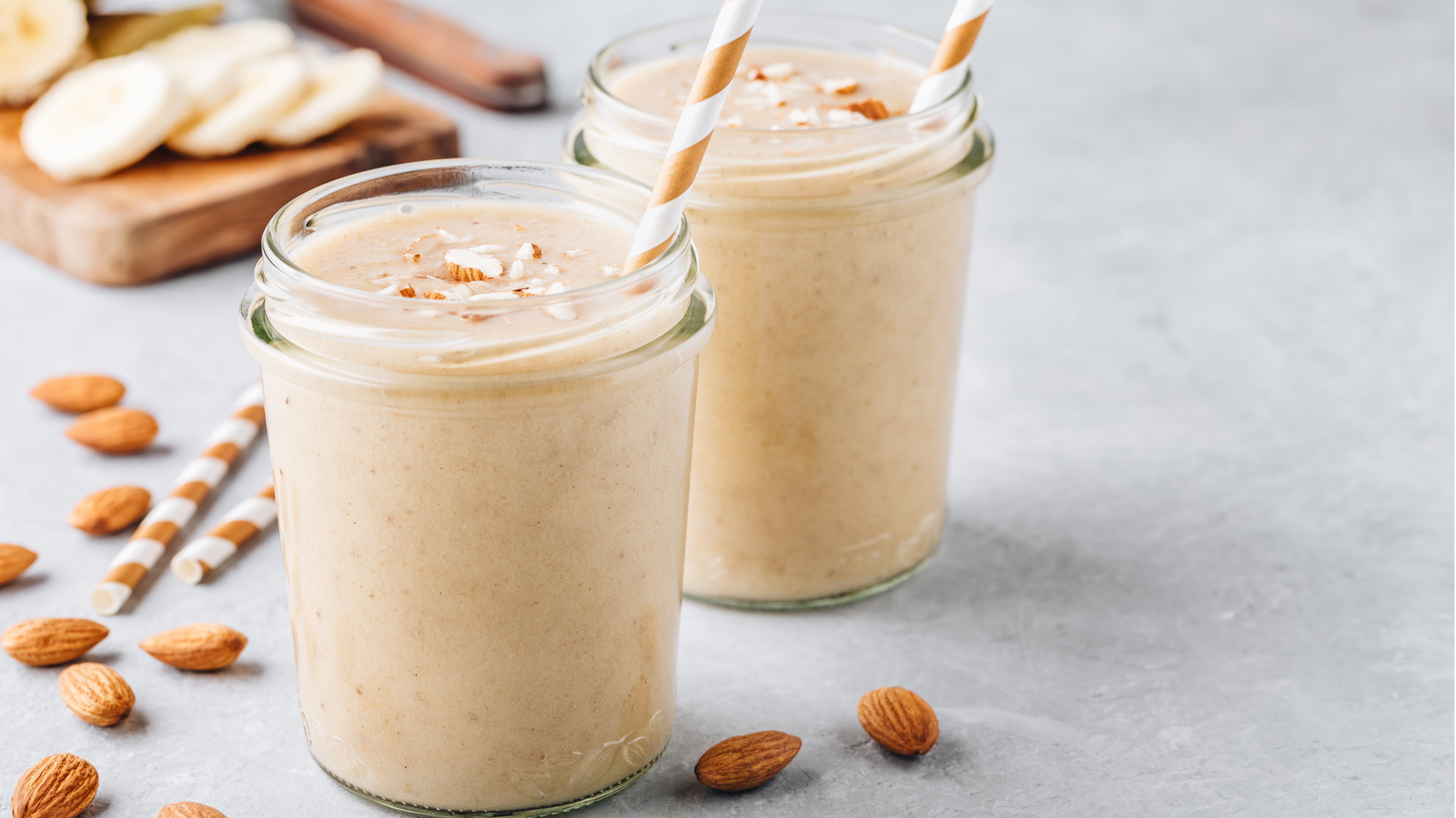 Smoothie de mantequilla de almendra con proteína y superalimentos saludables.