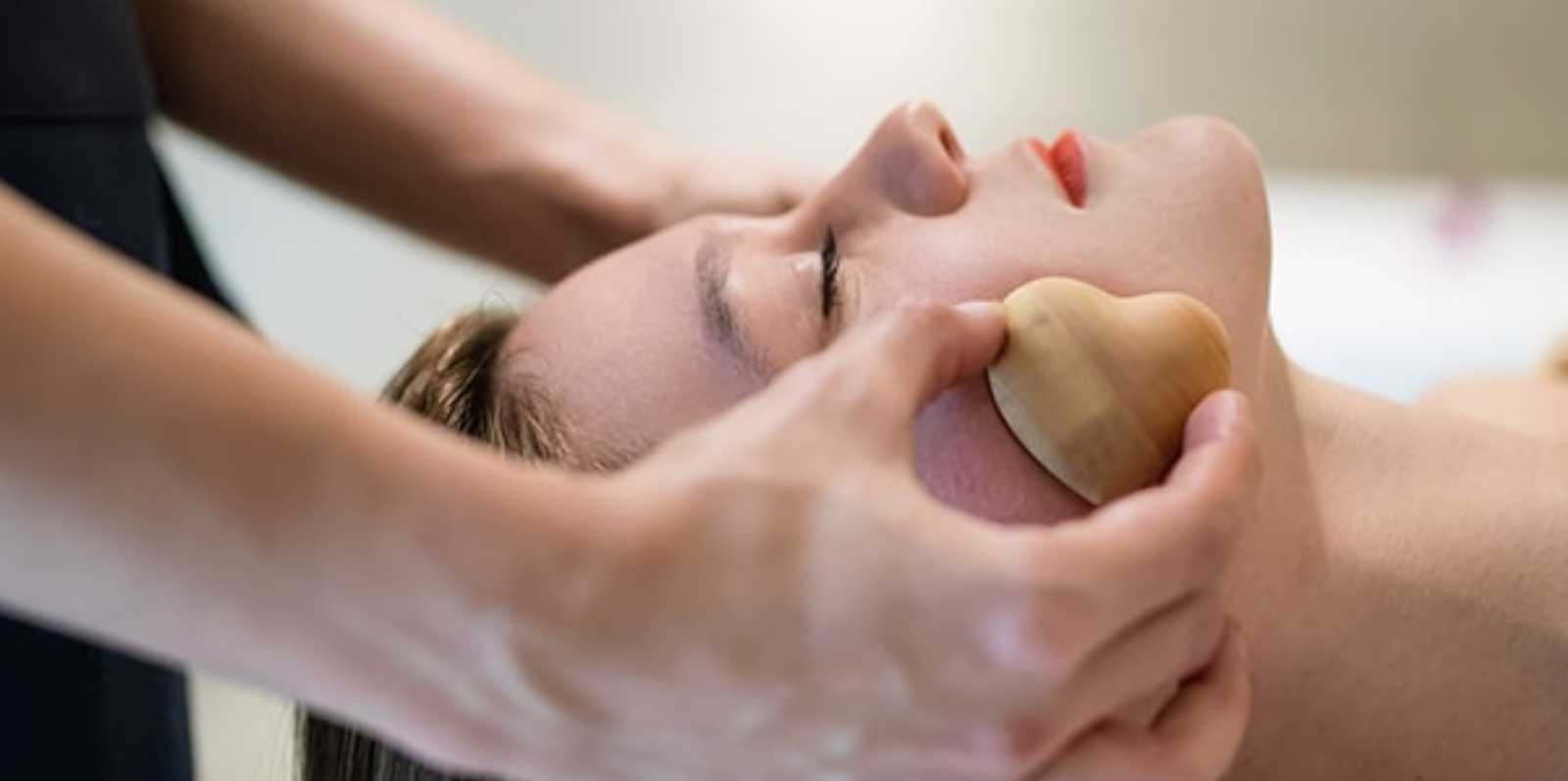 Terapia facial de maderoterapia para rejuvenecer la piel y mejorar la circulación